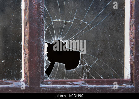 In der Nähe von Alte kaputte Fenster Glas im Rahmen Stockfoto