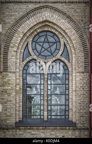 Eine der prunkvolle Bogenfenster aus Haslovs Kirche in Schweden. Stockfoto