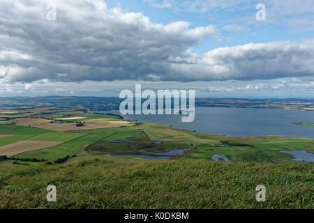 Ein Blick auf Loch Leven aus Benarty Hügel, in der Nähe von Ballingry, Fife, Schottland. Stockfoto