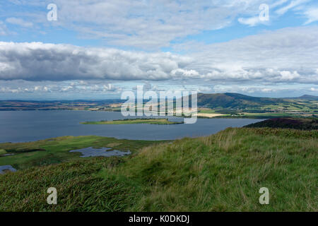 Ein Blick auf Loch Leven aus Benarty Hügel, in der Nähe von Ballingry, Fife, Schottland. Stockfoto