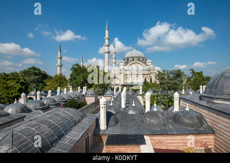 Die großen Süleymaniye-moschee, (16 Prozent) von Süden gesehen, Schornsteine und coupolas im Vordergrund, Istanbul Türkei Stockfoto