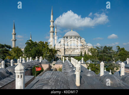 Die großen Süleymaniye-moschee, (16 Prozent) von Süden gesehen, Schornsteine und coupolas im Vordergrund, Istanbul Türkei Stockfoto