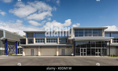 Frontansicht mit Link zum bestehenden Gebäude. Haberdashers Aske's - Neues Sportzentrum, Elstree, Vereinigtes Königreich. Architekt: Barnsley Hewett & Mallins Stockfoto