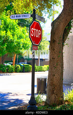 Stop-schild an der Kreuzung der alten Hauptstraße und 4. Ave W in Downtown Bradenton, FL USA Stockfoto