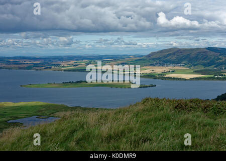 Ein Blick auf Loch Leven aus Benarty Hügel, in der Nähe von Ballingry, Fife, Schottland. Stockfoto