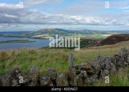 Ein Blick auf Loch Leven aus Benarty Hügel, in der Nähe von Ballingry, Fife, Schottland. Stockfoto