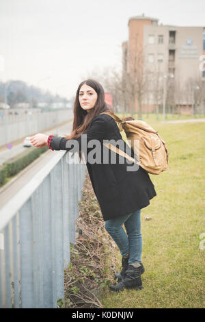 junge schöne lange Haare Modell Frau lebt die Stadt im Winter im Freien Stadt Stockfoto