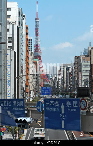 Straße in Minato, Tokio mit Fernsehturm im Hintergrund Stockfoto