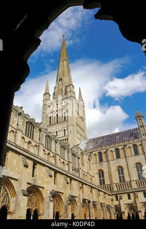 Ein Blick auf die Kathedrale der anglikanischen Kirche der heiligen und ungeteilten Dreifaltigkeit in der Stadt Norwich, Norfolk, England, Vereinigtes Königreich. Stockfoto