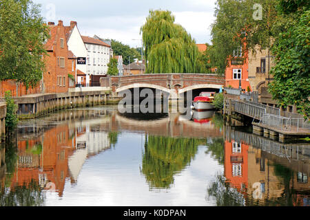 Ein Blick auf fye Brücke über den Fluss Wensum in der Stadt Norwich, Norfolk, England, Vereinigtes Königreich. Stockfoto