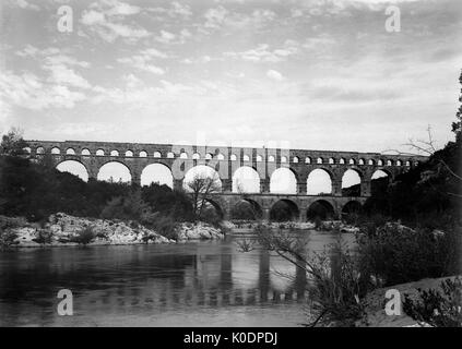 AJAXNETPHOTO. 1910 (ca.). PONT DU GARD, Frankreich. - Römische Aquädukt - VINTAGE GLASPLATTE FOTO DER RÖMISCHEN QUADUCT ÜBERQUERUNG DES FLUSSES GARDON IN DER NÄHE VON PONT-DU-GARD IN SÜDFRANKREICH. Fotograf: unbekannt © DIGITAL IMAGE COPYRIGHT AJAX VINTAGE BILDARCHIV QUELLE: AJAX VINTAGE BILDARCHIV SAMMLUNG REF: 171308 02 Stockfoto