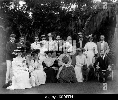 AJAXNETPHOTO. 1900-1910. Ort unbekannt. - EDWARDIAN GRUPPE - MÄNNER UND FRAUEN modisch gekleidet im EDWARDIANISCHEN KLEIDUNG POSIEREN FÜR DIE KAMERA MIT EINEM HUND IN EINEM TROPISCHEN, vielleicht orientalisch, Einstellung. Fotograf: unbekannt © DIGITAL IMAGE COPYRIGHT AJAX VINTAGE BILDARCHIV QUELLE: AJAX VINTAGE BILDARCHIV SAMMLUNG REF: 171308 1010 Stockfoto