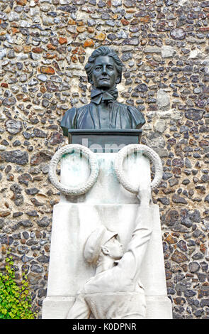 Ein Denkmal für die Krankenschwester Edith Cavell überwunden durch die Büste in Tombland in der Stadt Norwich, Norfolk, England, Vereinigtes Königreich. Stockfoto