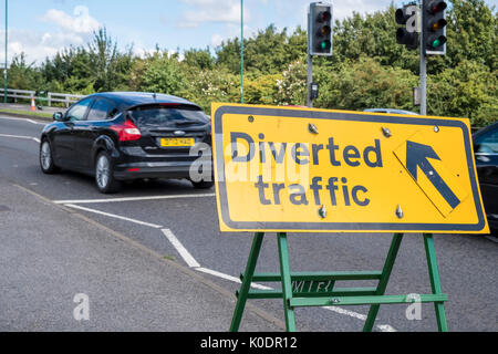 Straße Umleitung. Auto vorbei einen umgeleiteten Verkehrs schild, Nottingham, England, Großbritannien Stockfoto