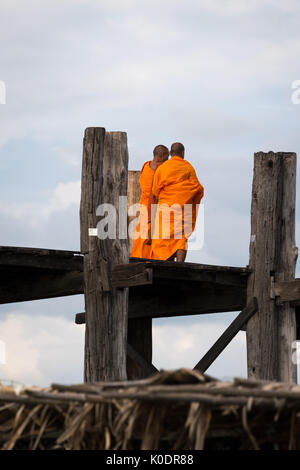 Buddhistische Mönche im Gespräch, wie Sie die U-Bein Brücke, Taungthaman Lake, Mandalay, Myanmar Stockfoto
