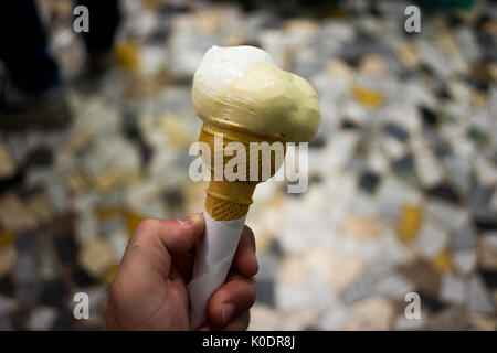 Nahaufnahme einer Hand, die ein Eis Stockfoto