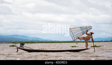 Mann angeln mit traditonellen Federball net am Inle See, Myanmar verwendet Stockfoto