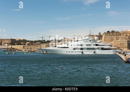 Samar ein Luxus Charter Yacht oder Schnellboot in den Grand Harbour in Valletta Malta Birgu günstig Stockfoto