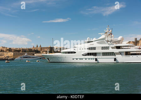 Samar ein Luxus Charter Yacht oder Schnellboot in den Grand Harbour in Valletta Malta Birgu günstig Stockfoto
