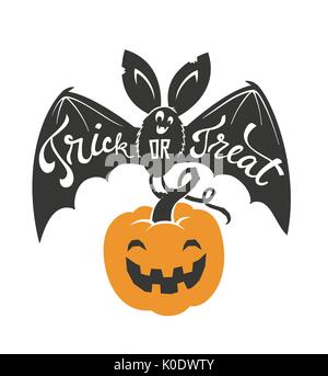 Cartoon Fliegende Fledermaus mit ausgebreiteten Flügeln und Trick oder Festlichkeit text auf it Holding Halloween Kürbis Laterne auf weißem Hintergrund geschrieben. Vector Illustration für Grußkarten, Party Einladung. Stock Vektor