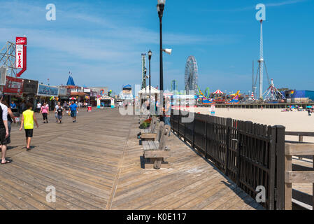 In Seaside Heights, NJ USA - August 21, 2017 -- Menschen sind zu Fuß entlang der Promenade in Seaside Heights an einem heißen Sommertag. Redaktionelle Verwendung. Stockfoto