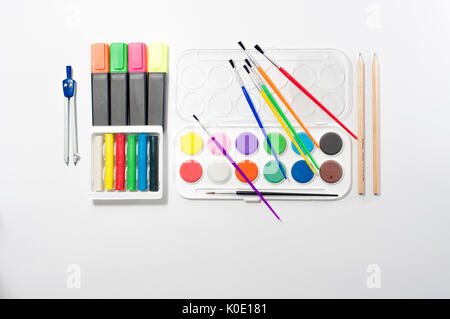 Satz von Schulbedarf, Bürobedarf, Kugelschreiber, Bleistifte, Notebooks, Schüler, Bildung, Zeichnen, Malen, Schreiben, lernen Stockfoto