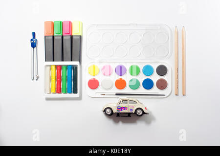 Satz von Schulbedarf, Bürobedarf, Kugelschreiber, Bleistifte, Notebooks, Schüler, Bildung, Zeichnen, Malen, Schreiben, lernen Stockfoto