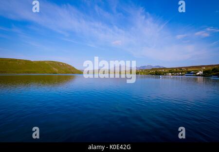 Loch Harport und Carbost Dorf. Stockfoto