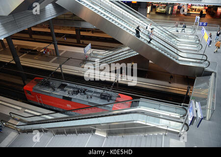 Deutschland: Berlin. Innenraum der Hauptbahnhof, der größte in Europa. Der von dem Architekten Meinhard von Gerkan erbaut, im Herzen der Stadt Stockfoto