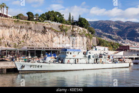 Nfp Cuanza ist eine portugiesische Cacine Klasse Marine patrol Boot und ist dargestellt in Hafen von Funchal. Stockfoto