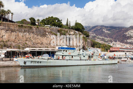 Nfp Cuanza ist eine portugiesische Cacine Klasse Marine patrol Boot und ist dargestellt in Hafen von Funchal. Stockfoto