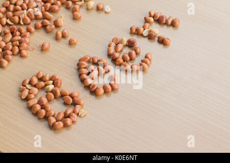 Ein Haufen von Fried und gesalzene Erdnüsse auf den Tisch (Soft Focus) Stockfoto