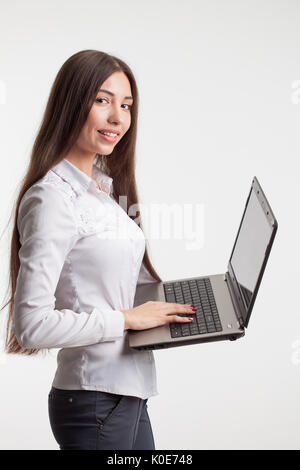 Junge Geschäftsfrau mit Laptop, auf weißem Hintergrund. Stockfoto