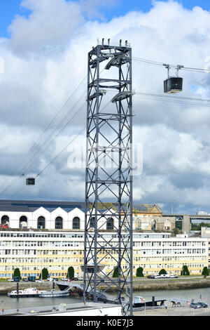 Brest (Bretagne, Frankreich), am 2016/09/21: Prüfung der städtischen Seilbahn über die penfeld River. Diese Seilbahn, neue Verkehrsmittel o Stockfoto