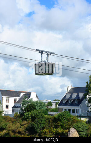 Brest (Bretagne, Frankreich), am 2016/09/21: Prüfung der städtischen Seilbahn über die penfeld River. Diese Seilbahn, neue Verkehrsmittel o Stockfoto