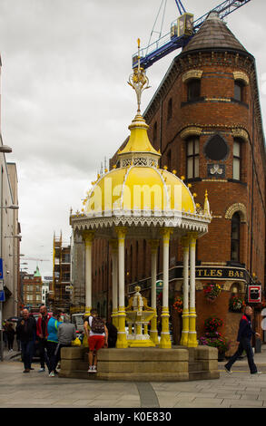 Der viktorianische Jaffe Brunnen aus Gusseisen am Victoria Square in Belfast, Nordirland Stockfoto