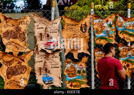 Kubanische Unternehmer, leder Geschenke zu den Touristen am Bacunayagua Brücke, das höchste in Kuba in der Nähe von Matanzas, Cuba, Karibik Insel Nation unter communis Stockfoto