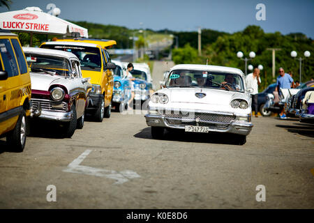 Kubanische geparkt werden klassische amerikanische Autos, darunter ein Frrd Cadillac in Parkplatz Bacunayagua Brücke Dienstleistungen, Kuba in der Nähe von Matanzas, Cuba, Stockfoto