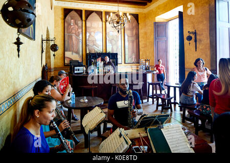 Die Hauptstadt Havanna, Kuba, Kubaner in der Altstadt Hotel Los Frailes Musiker in der Bar Stockfoto