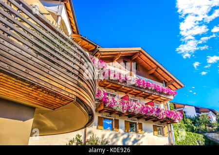 Moderne Mountain Chalet lila Blumen bunte design Südtirol Unterkunft Stockfoto