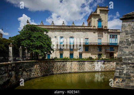 Die kubanische Hauptstadt Havanna, Kuba, Altstadt, das Castillo de la Real Fuerza mit Burggraben (Schloss der königlichen Kraft) westliche Seite des Hafens Stockfoto