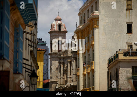 Die kubanische Hauptstadt Havanna, Kuba, Altstadt eine schmale Straße nach unten schauen. Stockfoto