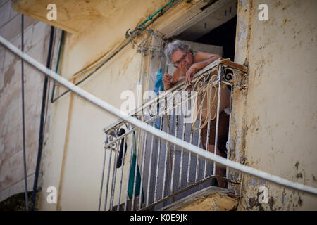 Kuba, Kuba, Hauptstadt Havanna typischen Balkon Fenster in eine Wohnung Stockfoto