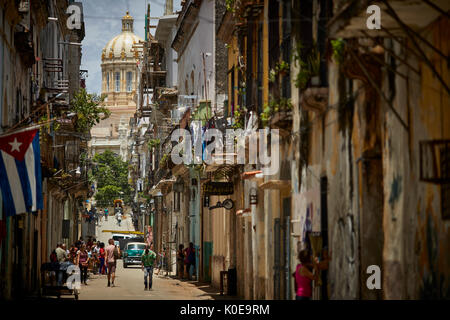 Kuba, Kuba, Kapital, El Capitolio oder nationalen Capitol Building Havanna typische alte Stadt engen Straße mit klassischen Lkw Chacón Kreuzung der Cuba Street Stockfoto