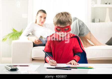 Niedliche Superhelden junge mit Mutter lesen auf Hintergrund gezeichnet. Stockfoto