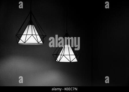 Zwei Anhänger Lampen hängen an der Decke. Zeitgenössisches Design in Schwarz und Weiß. Stockfoto