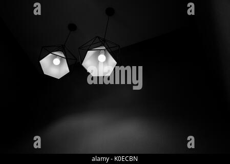 Zwei Anhänger Lampen hängen an der Decke. Zeitgenössisches Design in Schwarz und Weiß. Stockfoto