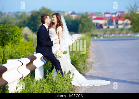 Glückliche Braut und Bräutigam lachend Lächeln auf der Straße auf eine Hochzeit Stockfoto