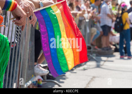 Montreal, Kanada - 20 August 2017: Gay Regenbogen Flagge in Montreal Gay Pride Parade mit unscharfen Zuschauer im Hintergrund Stockfoto