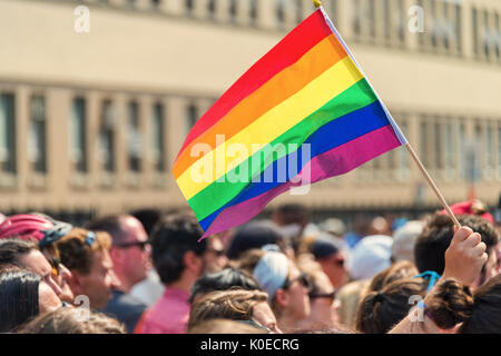 Montreal, Kanada - 20 August 2017: Gay Regenbogen Flagge in Montreal Gay Pride Parade mit unscharfen Zuschauer im Hintergrund Stockfoto